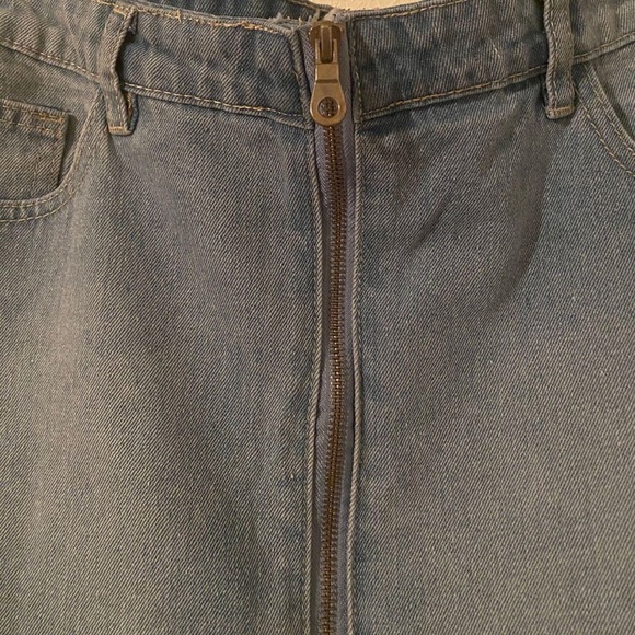 Refuge Denim Zip Front Distressed Mini Skirt NWT - Picture 3 of 4